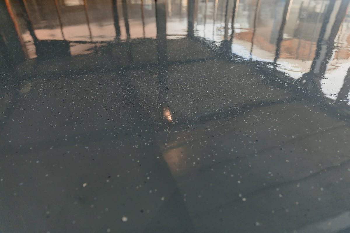 Smooth glossy floor with reflective resin coating